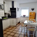 Uni Apartman *