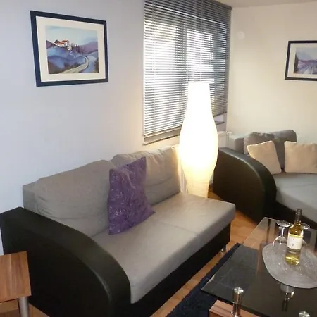 Uni Apartament *